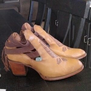 CORRAL COW GIRL ANKLE BOOTS